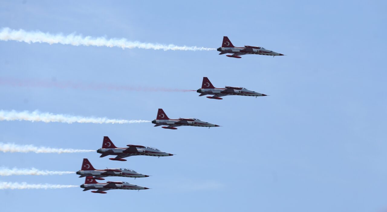 ÇANAKKALE (AA) – Türk Hava Kuvvetlerinin akrobasi timi Türk Yıldızları,