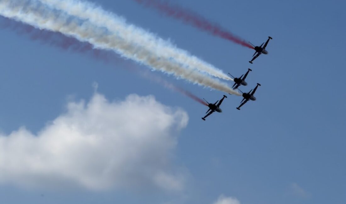 ÇANAKKALE (AA) – Türk Hava Kuvvetlerinin akrobasi timi Türk Yıldızları,