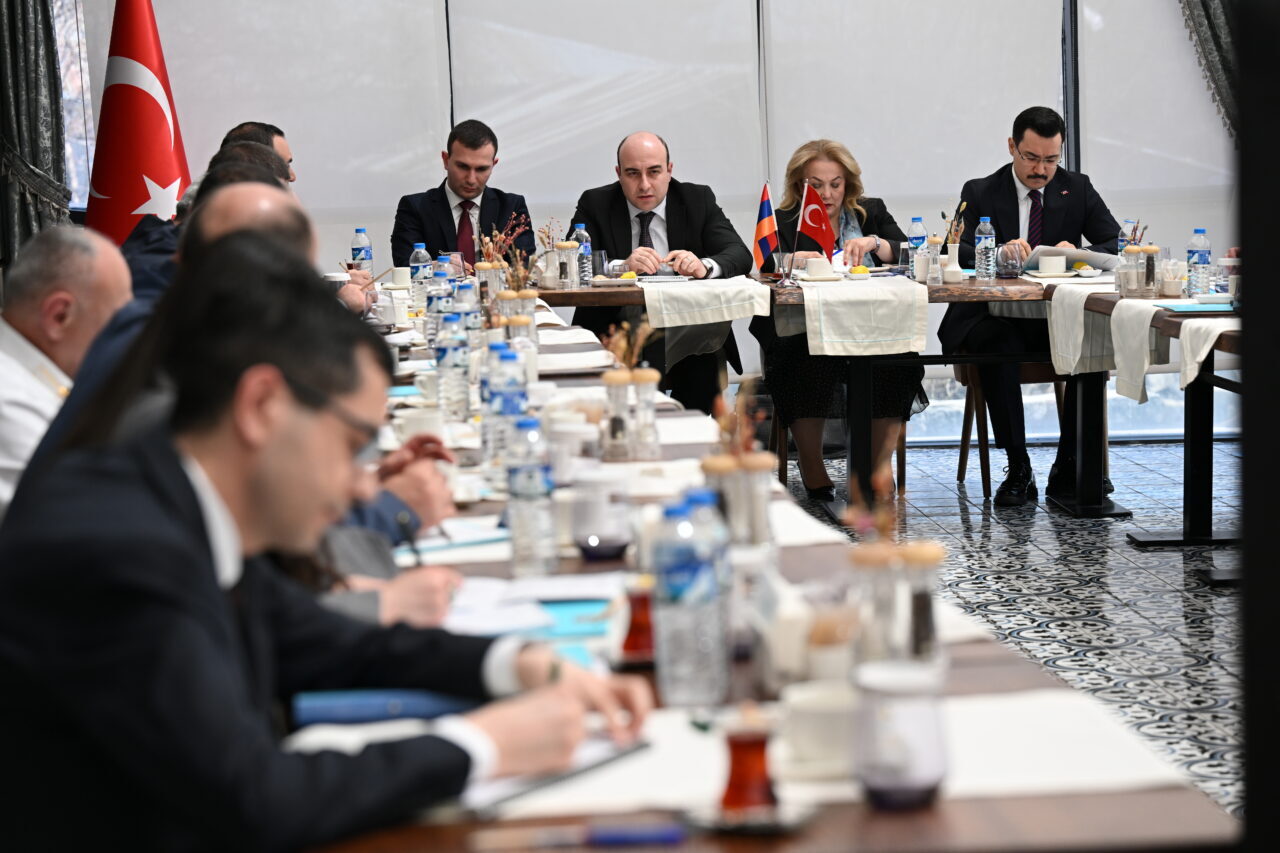 ANKARA (AA) – Türkiye ile Ermenistan arasında Kars-Gümrü demir yolunun