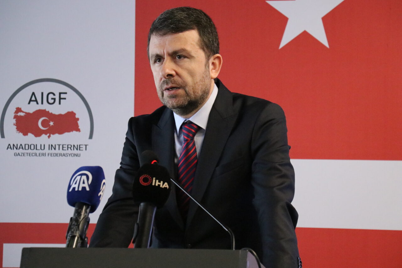 - Basın İlan Kurumu Genel Müdürü Abdulkadir Çay:
- "Akademik bilgiyle