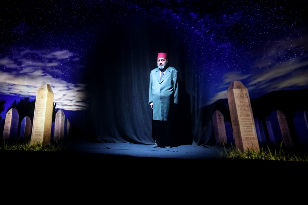 - Oyuncu Ahmet Yenilmez:
- "Hologram tekniğiyle de Mehmet Akif Ersoy'umuzu