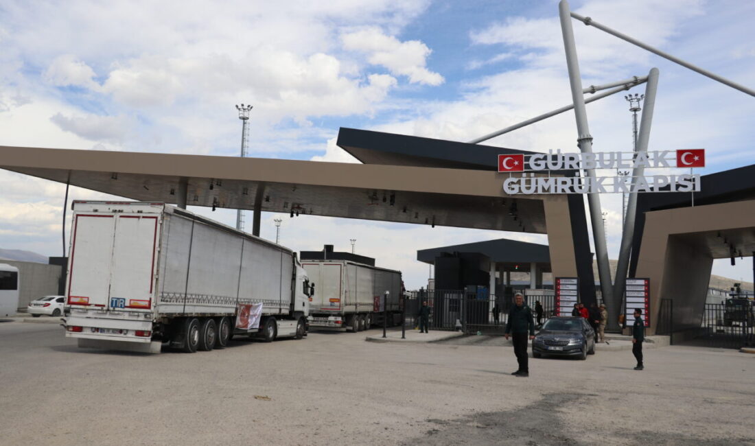 AĞRI (AA) – Türkiye'den İran'a tıbbi malzeme taşıyan 6 yardım