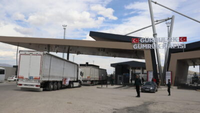 AĞRI (AA) – Türkiye'den İran'a tıbbi malzeme taşıyan 6 yardım