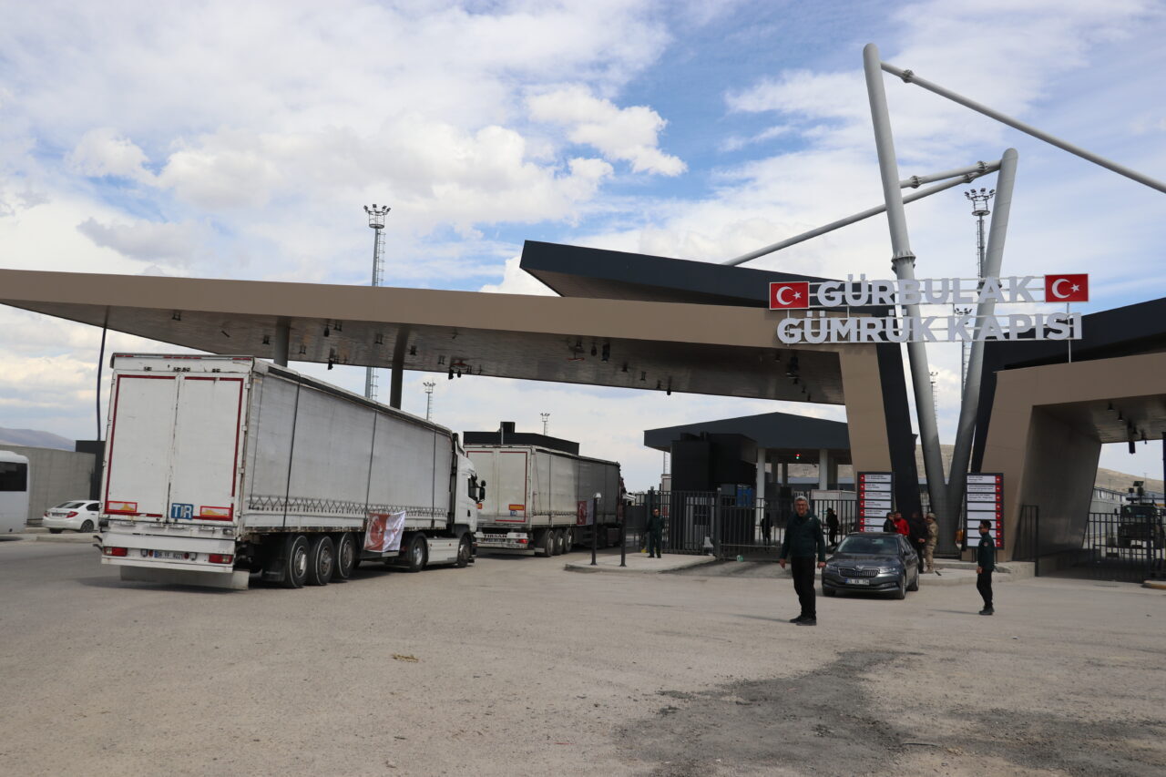 AĞRI (AA) – Türkiye'den İran'a tıbbi malzeme taşıyan 6 yardım