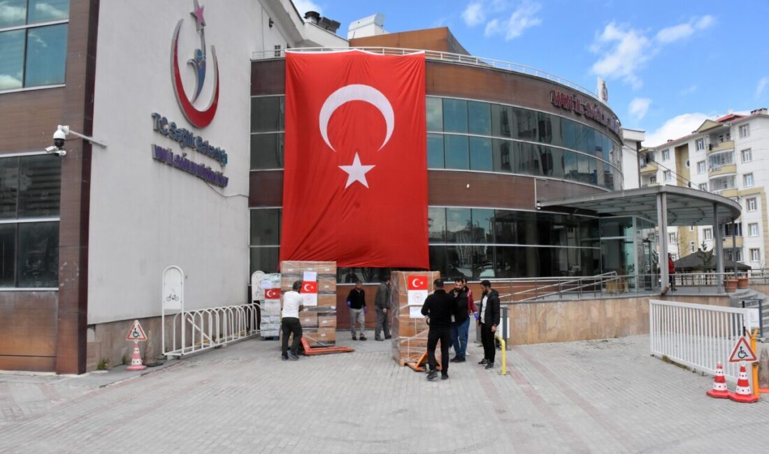 - Yardım tırları, Ağrı'nın Doğubayazıt ilçesindeki Gürbulak Gümrük Kapısı'ndan İran'a