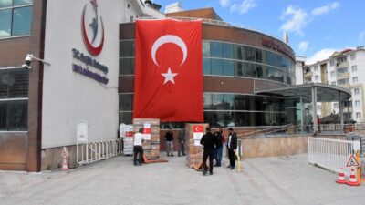 - Yardım tırları, Ağrı'nın Doğubayazıt ilçesindeki Gürbulak Gümrük Kapısı'ndan İran'a