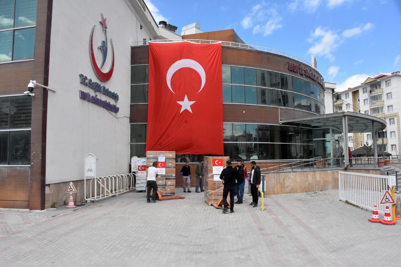 - Yardım tırları, Ağrı'nın Doğubayazıt ilçesindeki Gürbulak Gümrük Kapısı'ndan İran'a