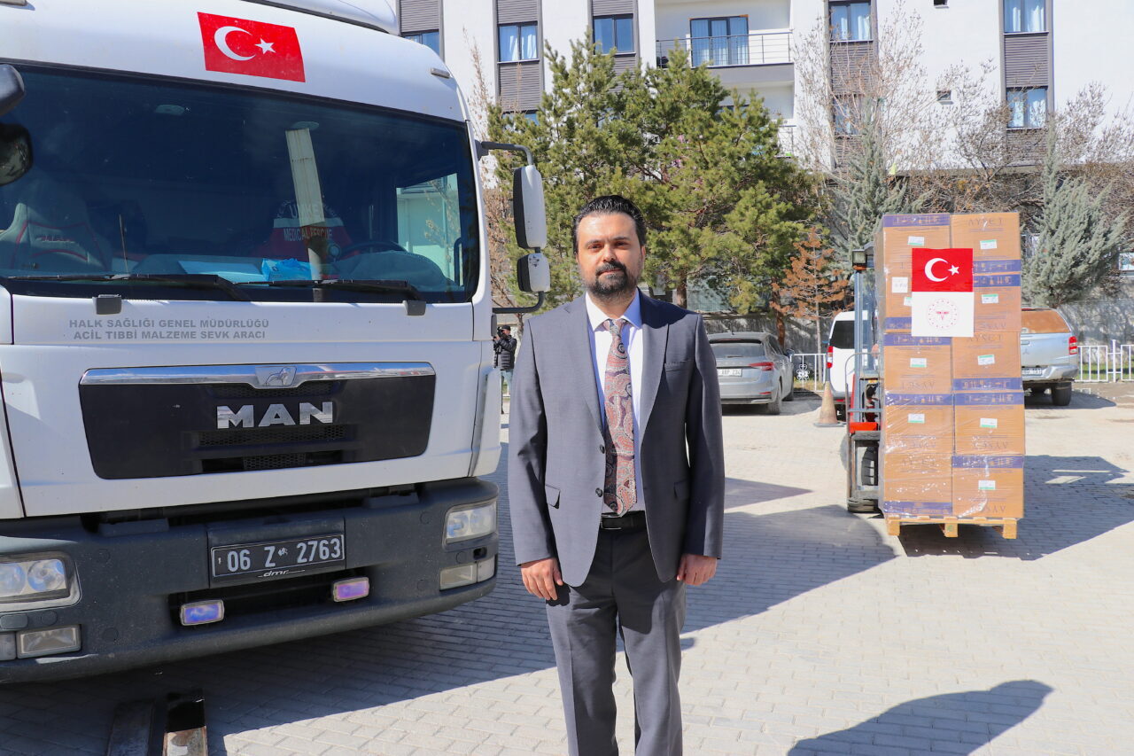 - Yardım tırları, Ağrı'nın Doğubayazıt ilçesindeki Gürbulak Sınır Kapısı'ndan İran'a
