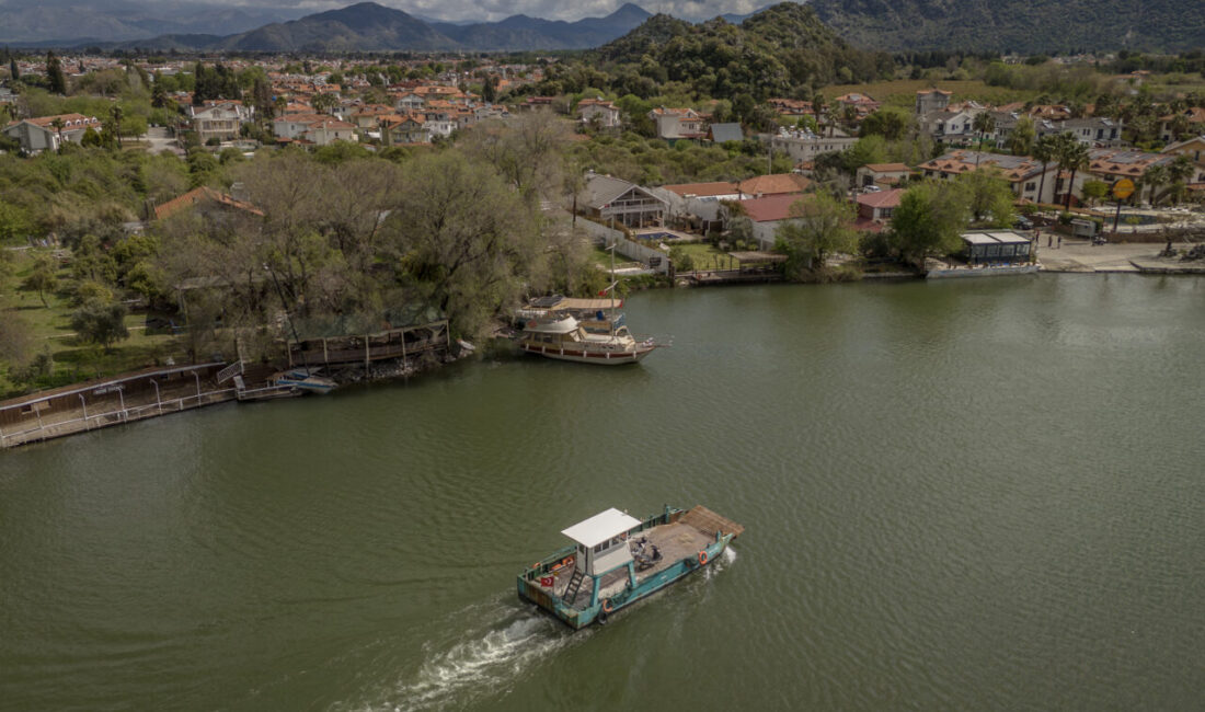 - Muğla'da Dalyan Kanalı üzerinde iki yakayı birbirine bağlayan ve