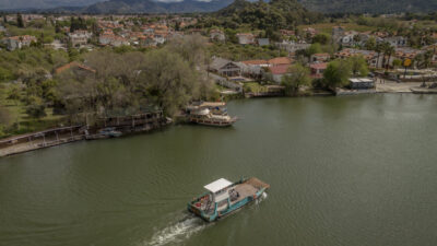 - Muğla'da Dalyan Kanalı üzerinde iki yakayı birbirine bağlayan ve