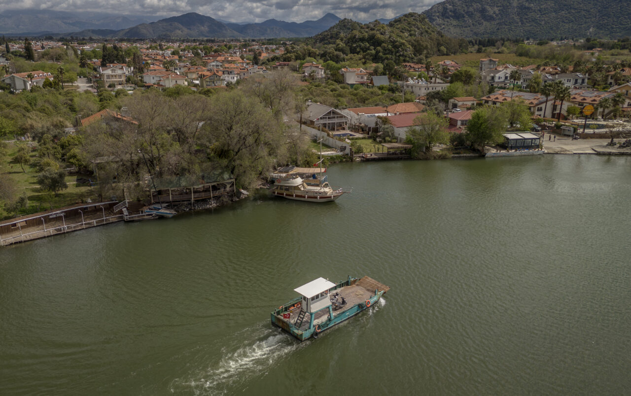 - Muğla'da Dalyan Kanalı üzerinde iki yakayı birbirine bağlayan ve