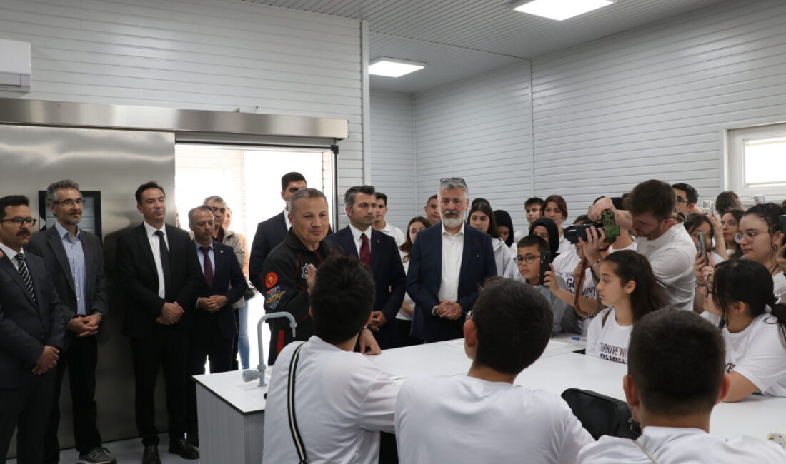 BURDUR (AA) – Türkiye'nin ilk astronotu Alper Gezeravcı, Burdur'da gençlerle