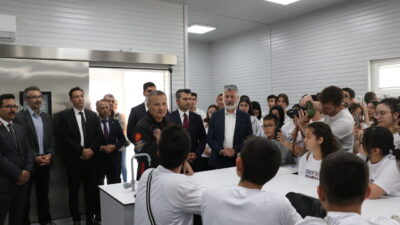BURDUR (AA) – Türkiye'nin ilk astronotu Alper Gezeravcı, Burdur'da gençlerle