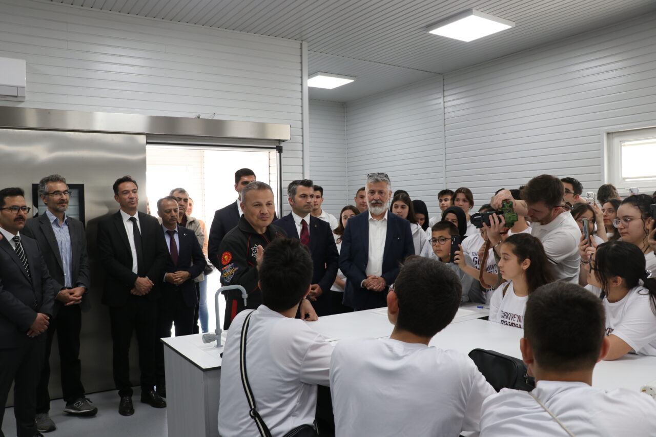 BURDUR (AA) – Türkiye'nin ilk astronotu Alper Gezeravcı, Burdur'da gençlerle