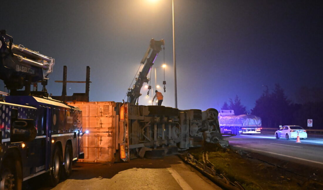 İSTANBUL (AA) – Tuzla’da bariyerlere çarpan tır devrildi. Kocaeli'den İstanbul