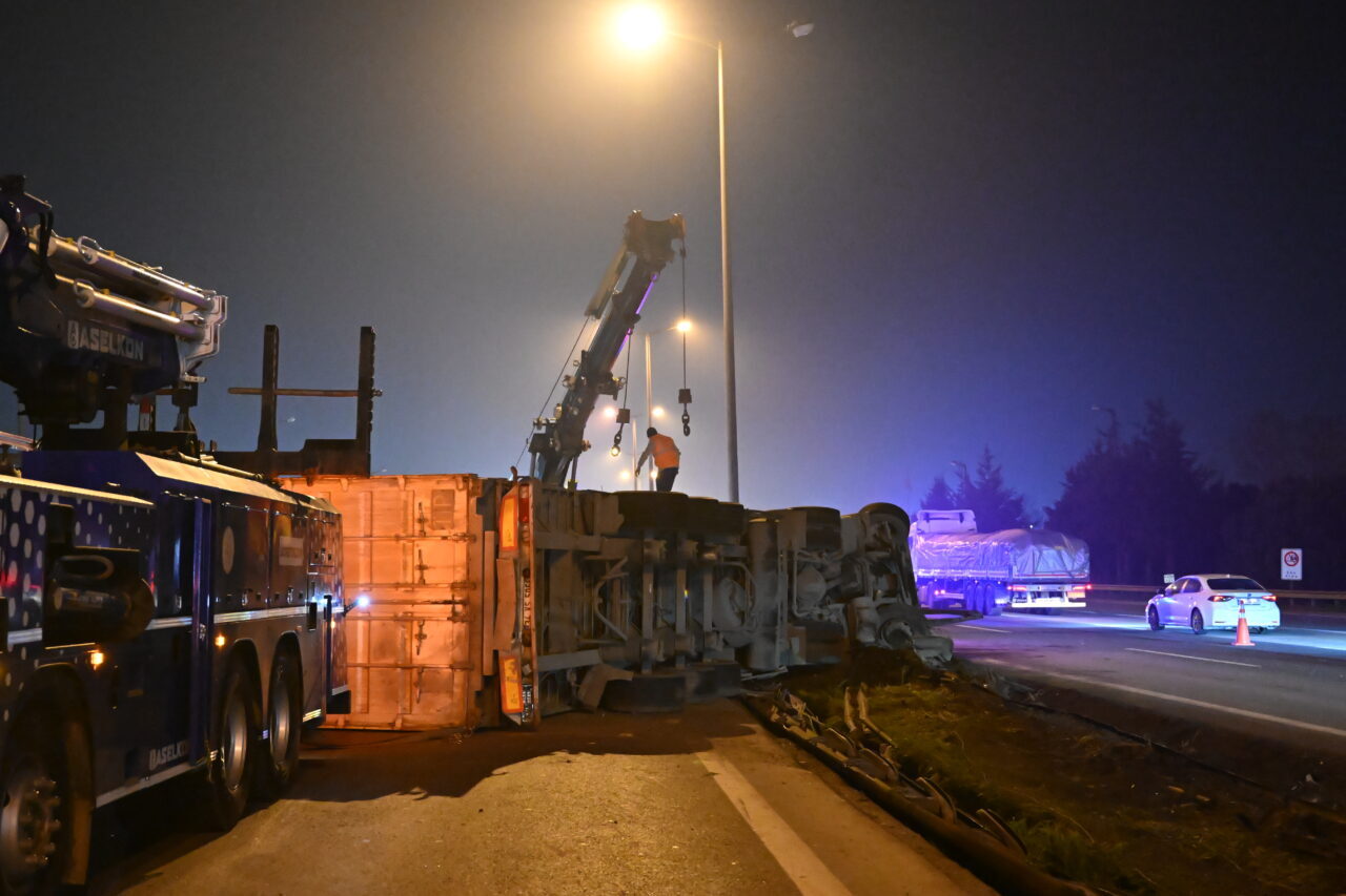 İSTANBUL (AA) – Tuzla’da bariyerlere çarpan tır devrildi. Kocaeli'den İstanbul