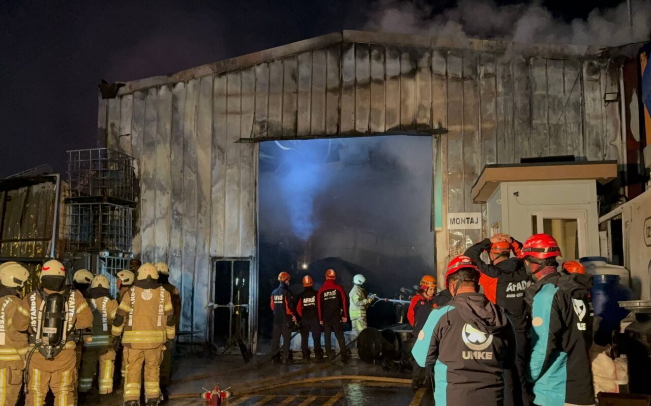 İSTANBUL (AA) – Tuzla'da bir fabrikada çıkan yangın itfaiye ekiplerinin