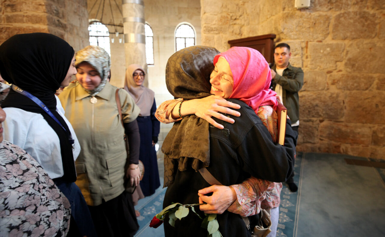 ANTALYA (AA) – Antalya'da İslamiyet'e olan ilgisi cami ziyaretleriyle artan