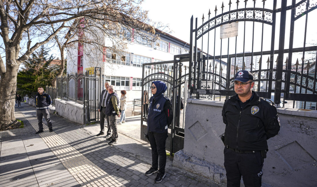 - Okul önlerinde en az iki emniyet personeli görevlendirildi, eğitim
