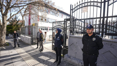 - Okul önlerinde en az iki emniyet personeli görevlendirildi, eğitim