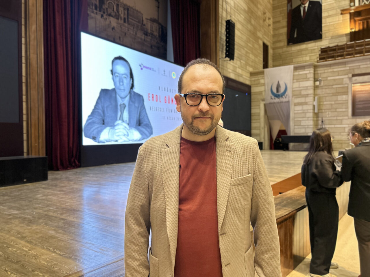 - Belgeselin yönetmeni İÜ İletişim Fakültesi Öğretim Üyesi Doç. Dr.