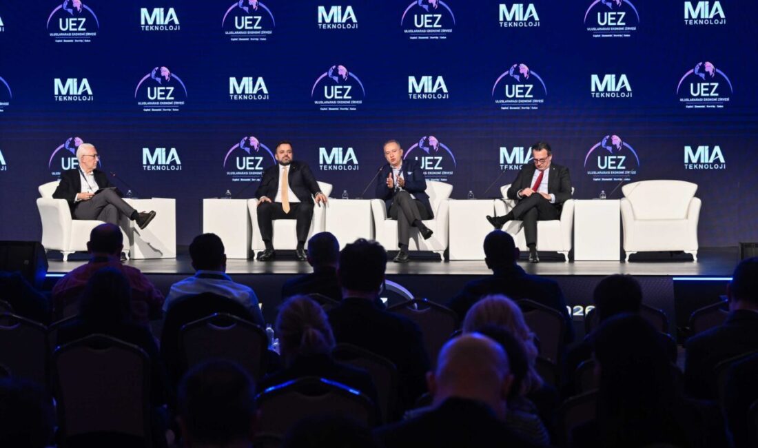 - Turkcell Genel Müdürü Ali Taha Koç:
- "4G teknolojisi, sadece