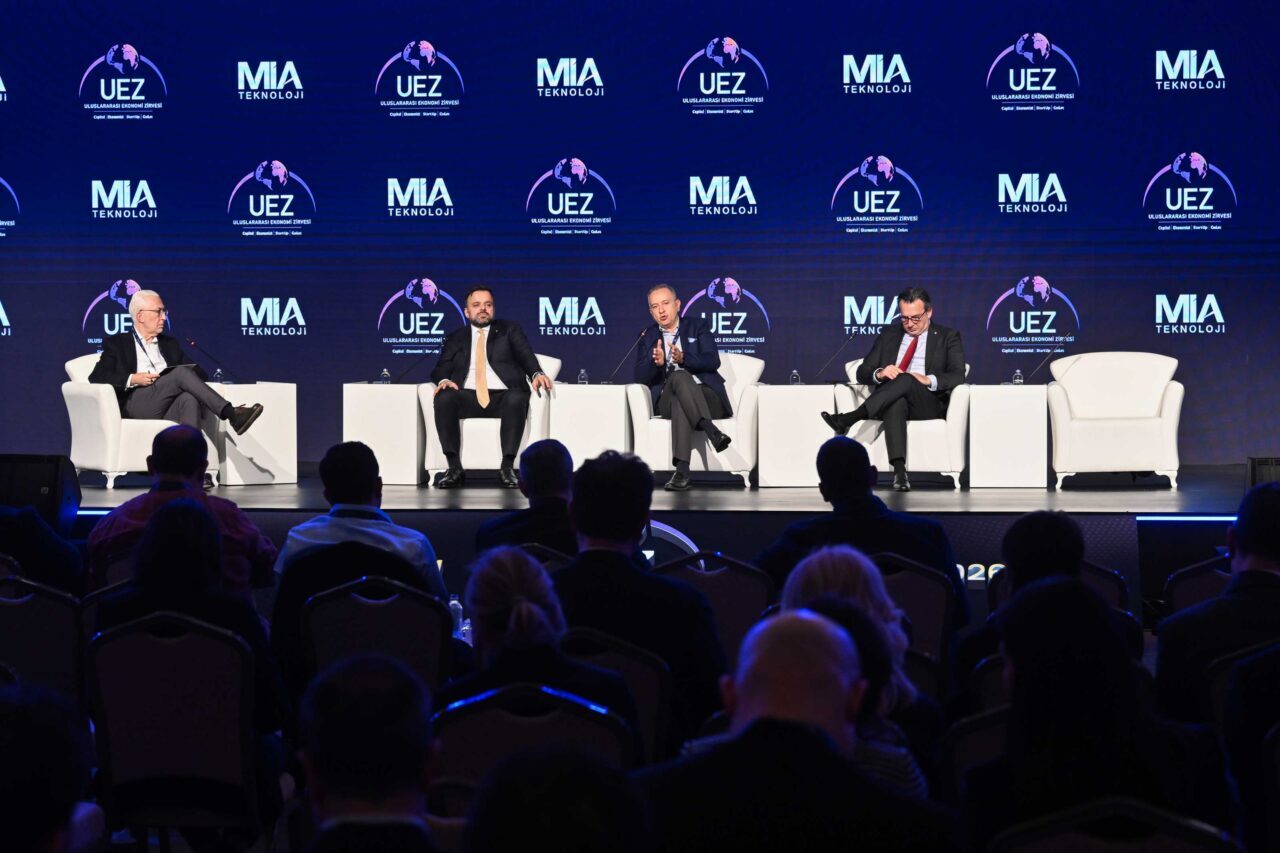 - Turkcell Genel Müdürü Ali Taha Koç:
- "4G teknolojisi, sadece