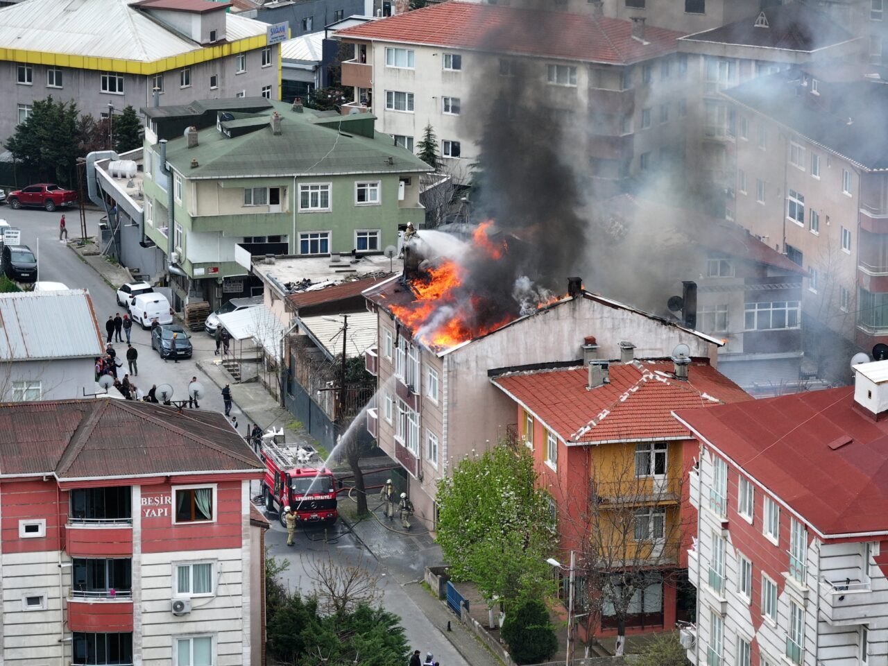 İSTANBUL (AA) – Ümraniye'de 2 katlı binanın çatısında çıkan yangın