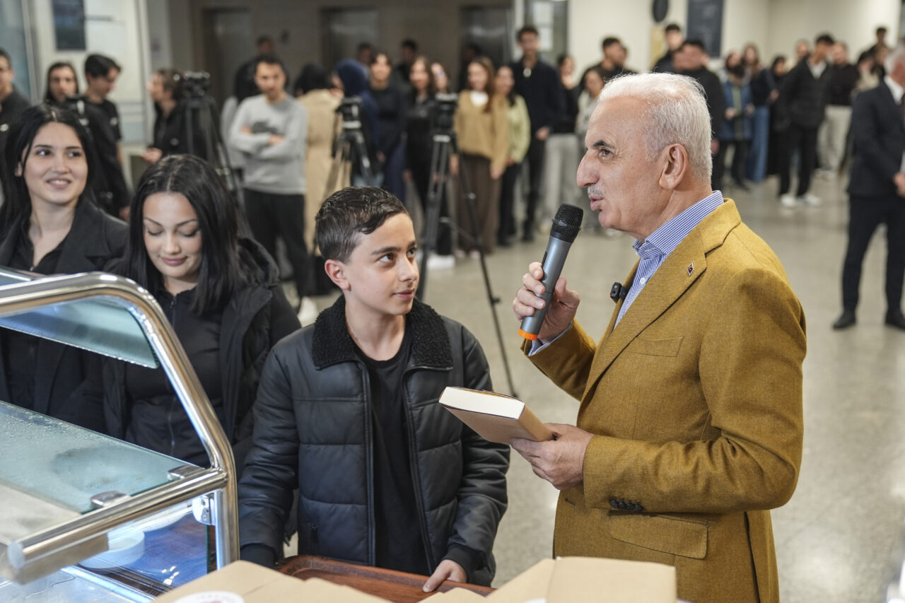 İSTANBUL (AA) – Ümraniye Belediyesi, Kütüphaneler Haftası dolayısıyla öğrencilerin akademik,