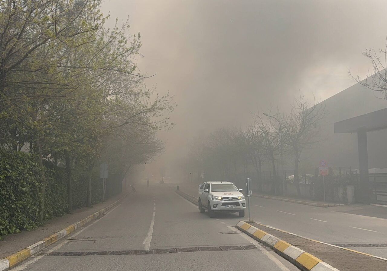 İSTANBUL (AA) – Ümraniye'de, bir iş yerinde çıkan yangına itfaiye