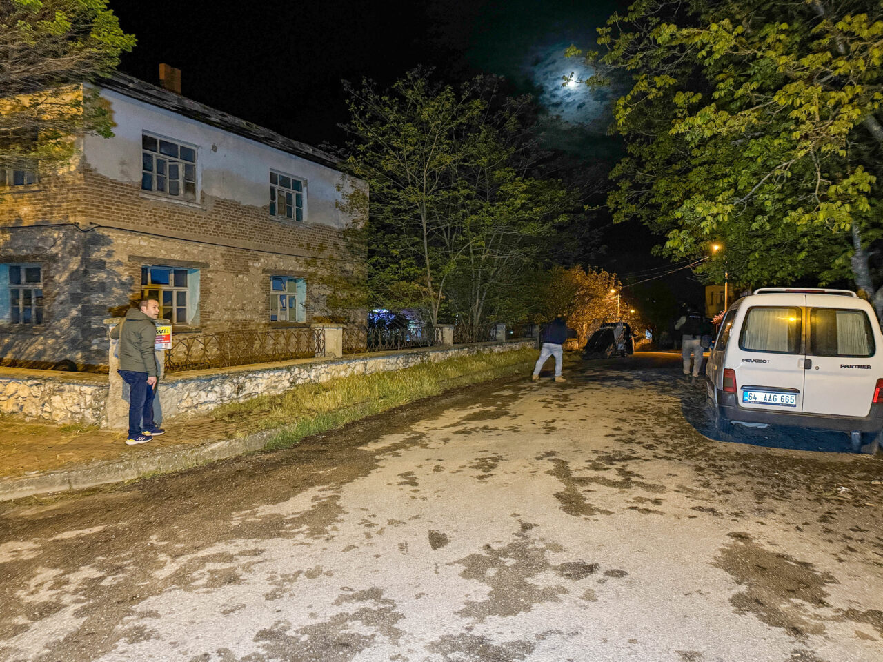 - Yaralanan 2 polis tedavi altına alındı, zanlı teslim oldu
-