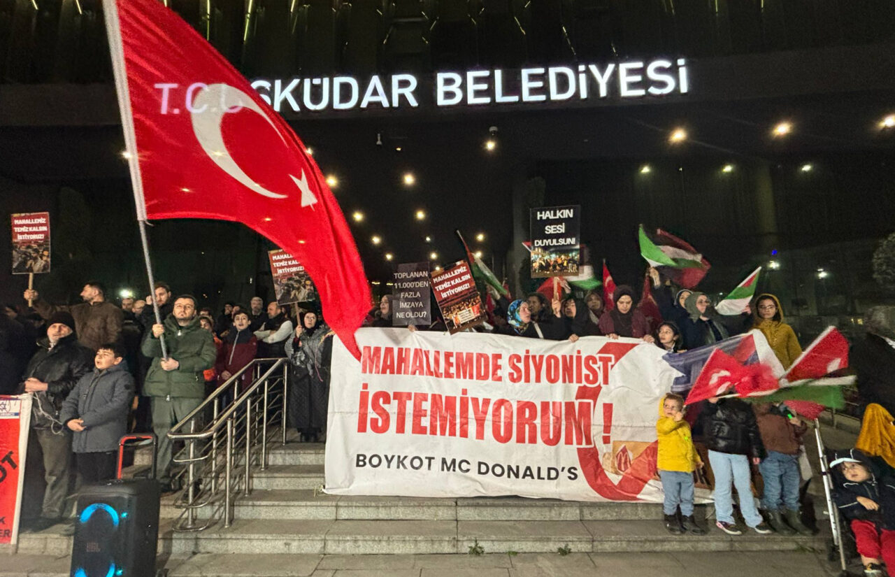 İSTANBUL (AA) – Üsküdar'da, bir mahallede şubesi açılan McDonald's'a yönelik
