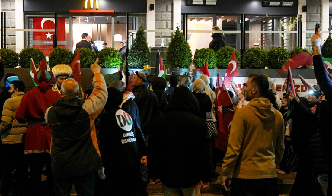 İSTANBUL (AA) – Üsküdar'da, bir mahallede şubesi açılan McDonald's'a yönelik
