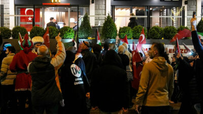 İSTANBUL (AA) – Üsküdar'da, bir mahallede şubesi açılan McDonald's'a yönelik