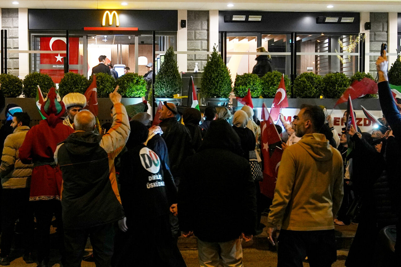 İSTANBUL (AA) – Üsküdar'da, bir mahallede şubesi açılan McDonald's'a yönelik