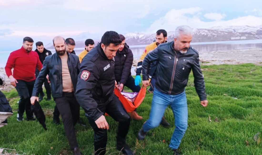 BİTLİS (AA) – Bitlis'in Tatvan ilçesinde kıyafetleriyle girdiği Van Gölü'nde