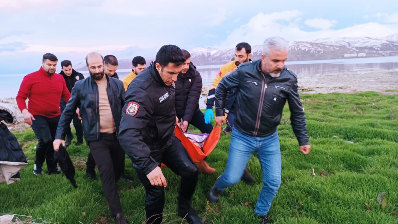 BİTLİS (AA) – Bitlis'in Tatvan ilçesinde kıyafetleriyle girdiği Van Gölü'nde