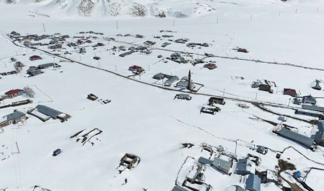 VAN/BİTLİS (AA) – Van ve Bitlis'te yüksek yerleşim yerlerinde yaşayanlar,