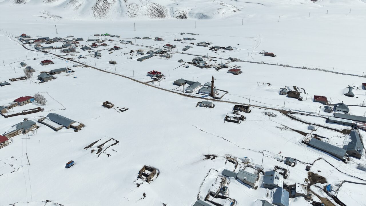 VAN/BİTLİS (AA) – Van ve Bitlis'te yüksek yerleşim yerlerinde yaşayanlar,