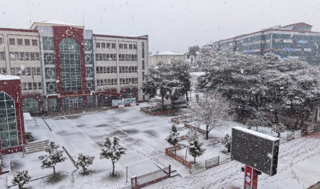 VAN/BİTLİS (AA) – Van ve Bitlis'te kar yağışı nedeniyle 235