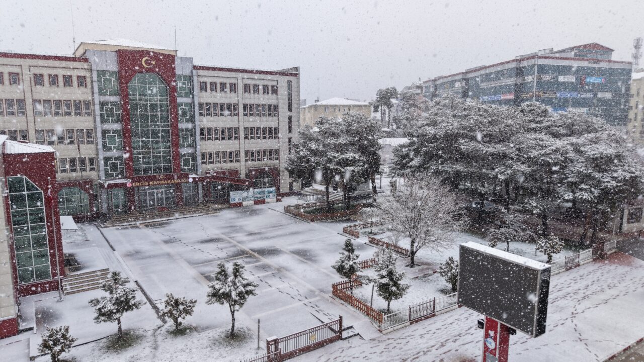 VAN/BİTLİS (AA) – Van ve Bitlis'te kar yağışı nedeniyle 235