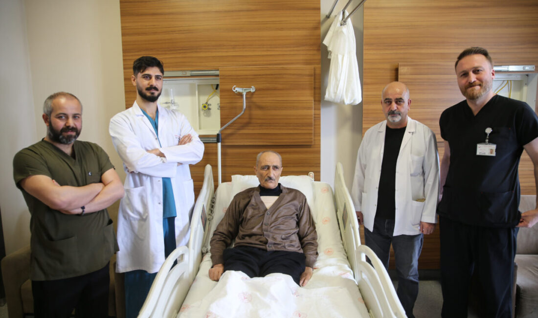 VAN (AA) – Van'da göğüs ağrısı şikayetiyle başvurduğu hastanede kalbi