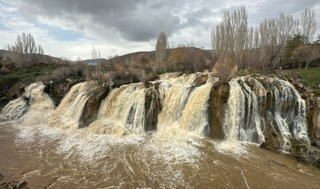 VAN (AA) – Van'ın doğal güzelliklerinden Muradiye Şelalesi, etkili olan