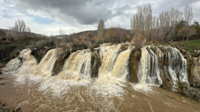 VAN (AA) – Van'ın doğal güzelliklerinden Muradiye Şelalesi, etkili olan