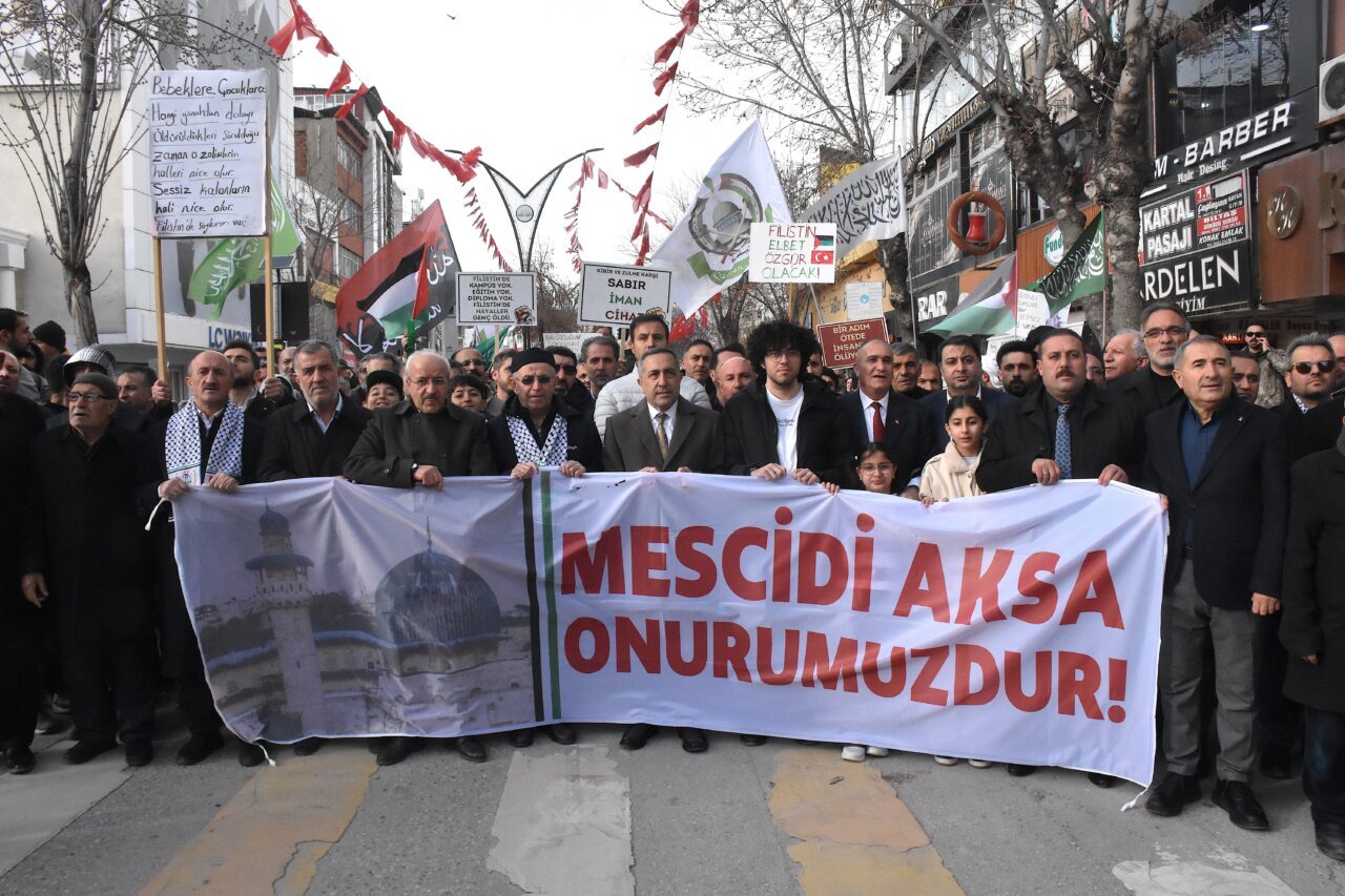 VAN (AA) – Van'da Gazze'ye destek yürüyüşünde İsrail'in Gazze'deki soykırımı