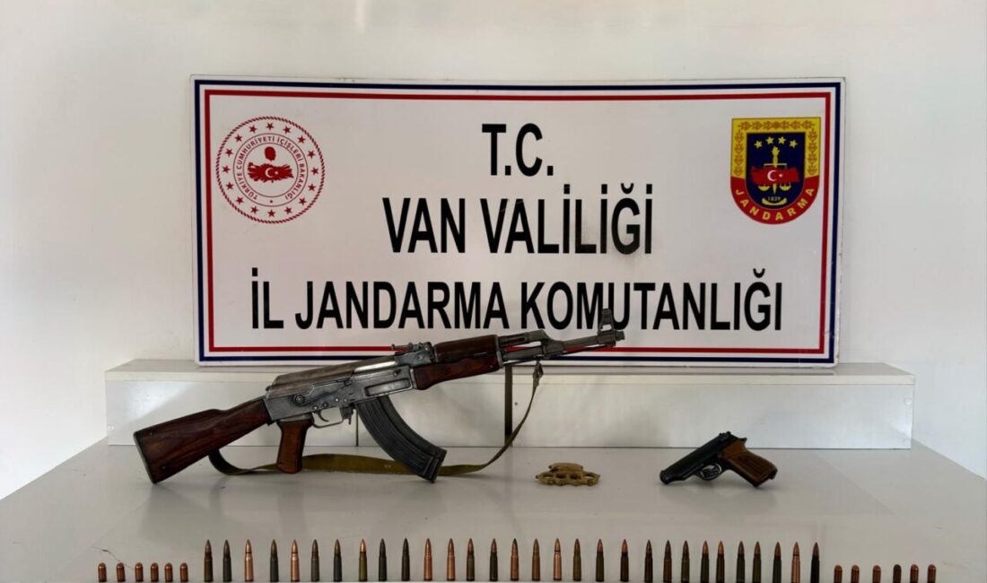 VAN (AA) – Van'ın Başkale ilçesinde silah, şarjör, fişek ve