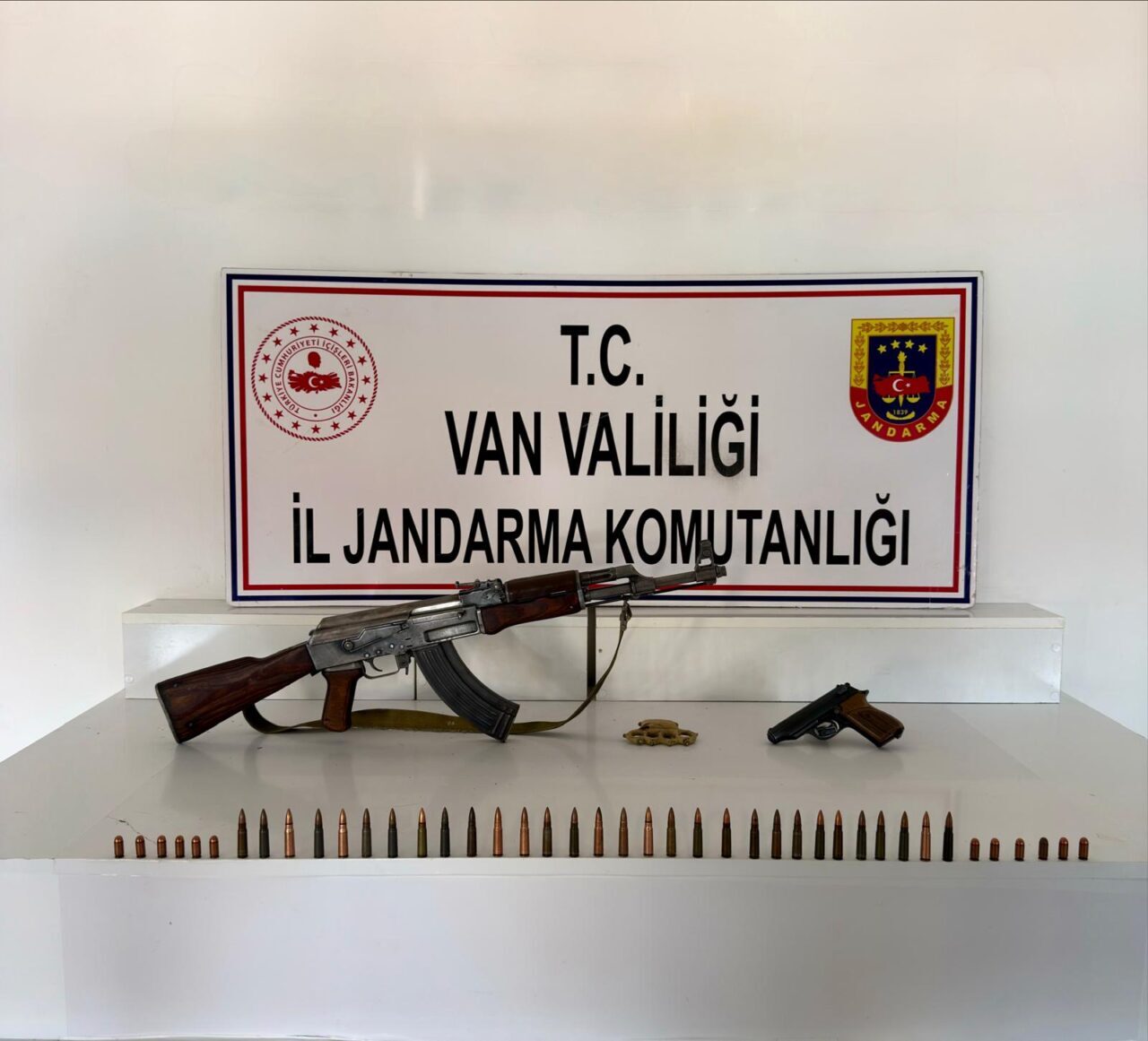 VAN (AA) – Van'ın Başkale ilçesinde silah, şarjör, fişek ve