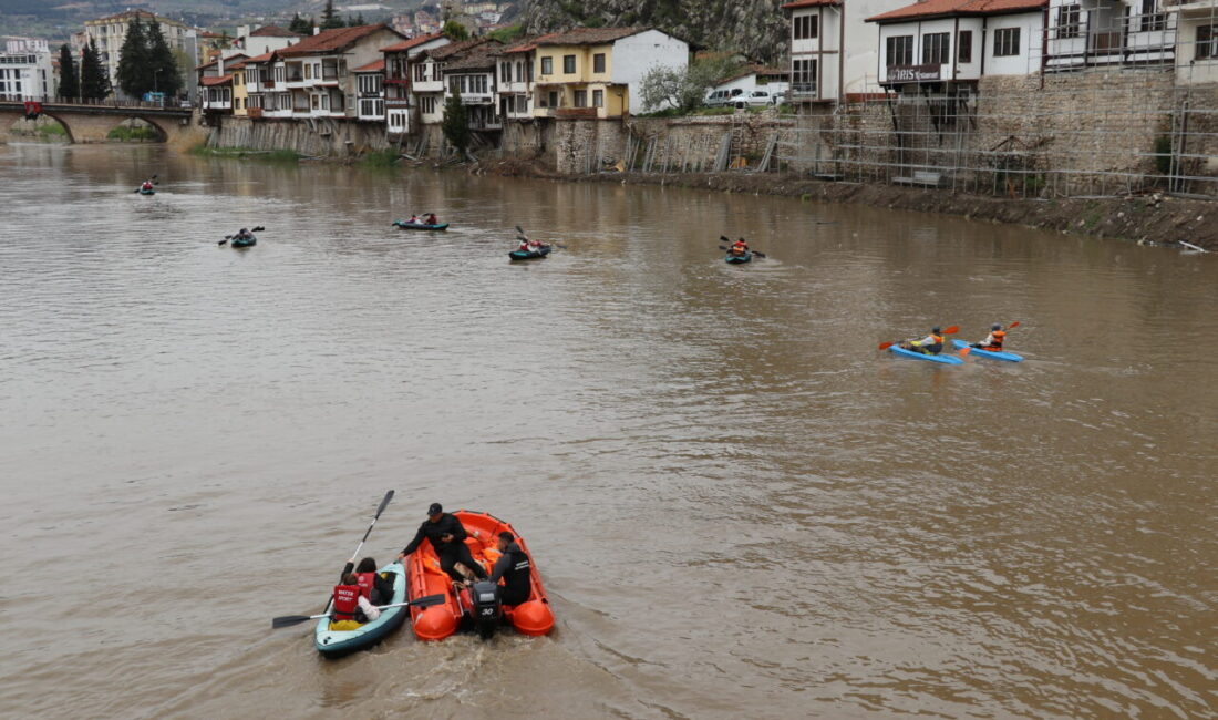 AMASYA (AA) – Amasya'da Turizm Haftası etkinleri kapsamında Yeşilırmak'ta kano