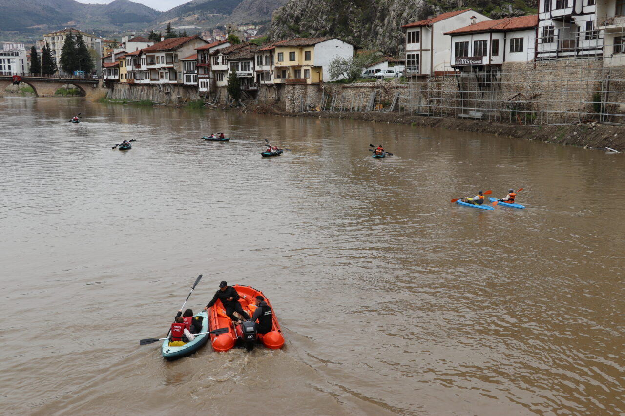 AMASYA (AA) – Amasya'da Turizm Haftası etkinleri kapsamında Yeşilırmak'ta kano