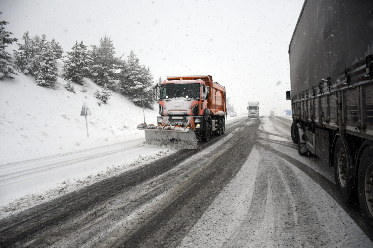 KARS (AA) – Kar yağışının etkili olduğu Kars-Erzurum kara yolunda